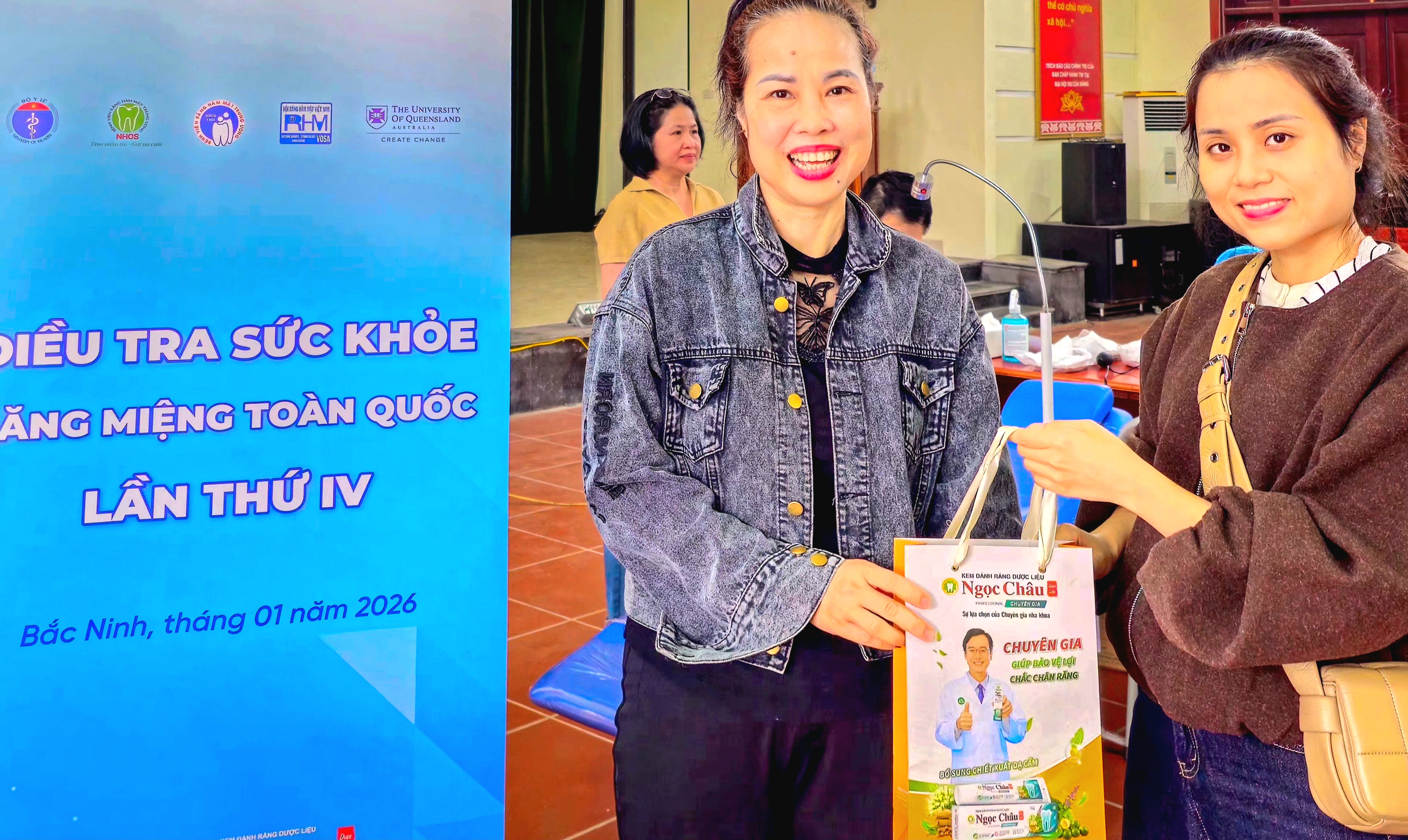 Mỗi người dân tham gia được tặng một suất quà là những sản phẩm chăm sóc sức khỏe răng miệng